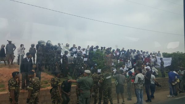 Manifestants au bord de la route. Crédit photo : Fatouma H / Mondoblog. Antananarive 2016